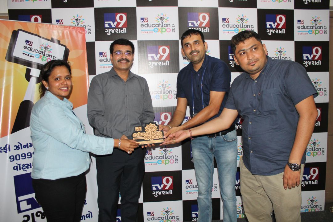 VisCon team receiving award at TV9 Gujarati Education Expo 2017