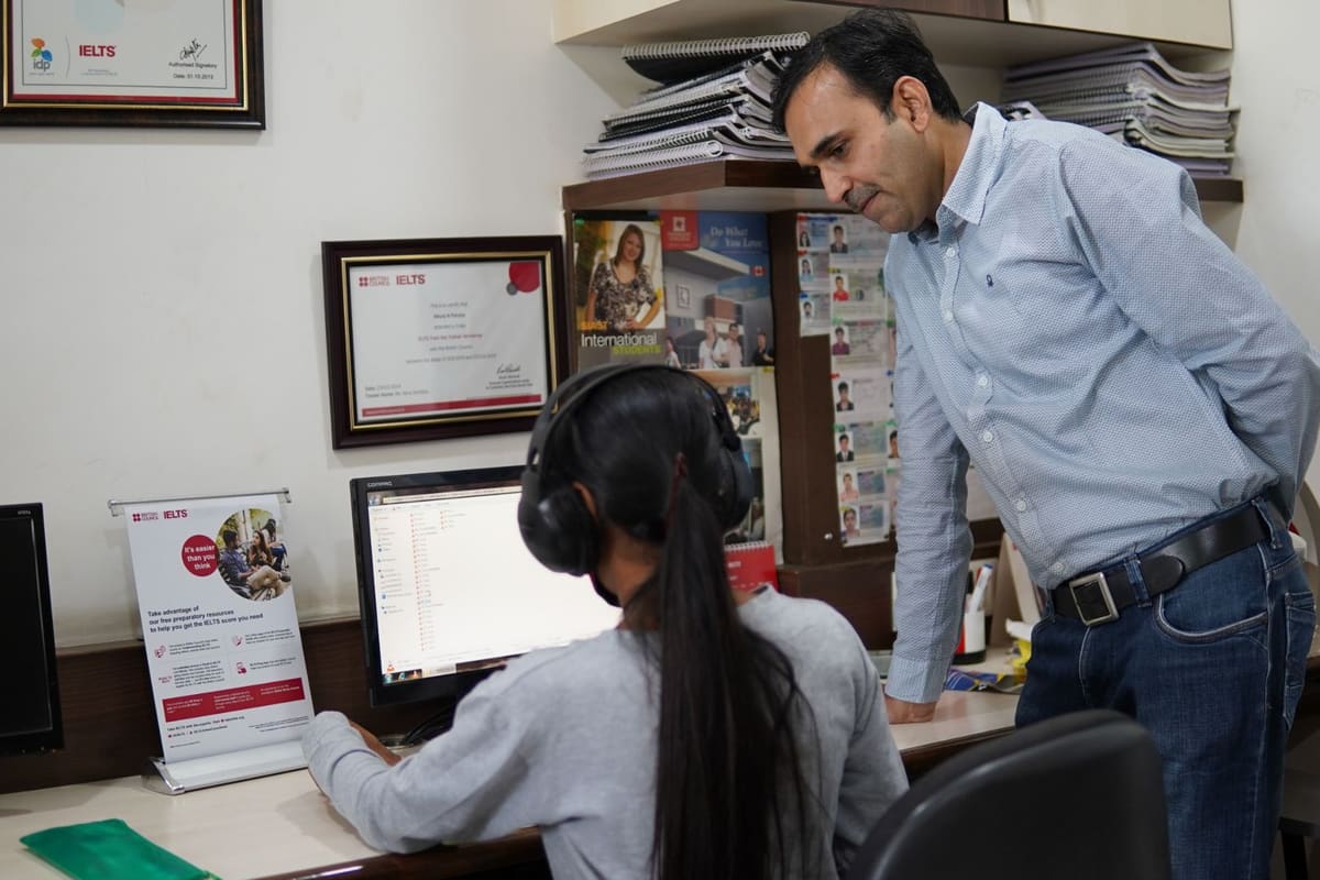 Nikunj Pandya providing personalised guidance to a student at VisCon